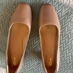 Like New! Clarks Women's Tan Leather Flats